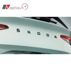 Skoda embleem achterzijde van een Skoda Enyaq zwart